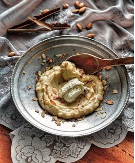 Programımızda ‘’Yöresel Mutfaklar’ dersinde eğitmen olan Exe. Şef Yunus Emre AKKOR Lezzet Dergisi’nin Kasım ve Aralık sayısı için Matbah’ta yemeklerini yapmış ve yemeklerin fotoğrafı çekilmiştir.