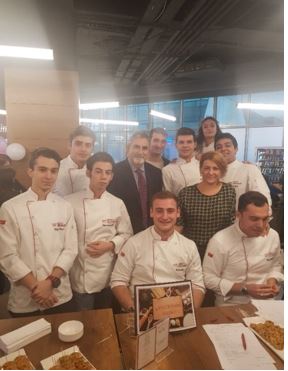 Aşçılık Programı öğrencileri, Gastronomi Ve Mutfak Sanatları Bölümü Öğrencileri, Kulüp tanıtımı haftasında ikramlıklar hazırlayarak Gastronomi Kulübü tanıtımını yapmıştır. 
