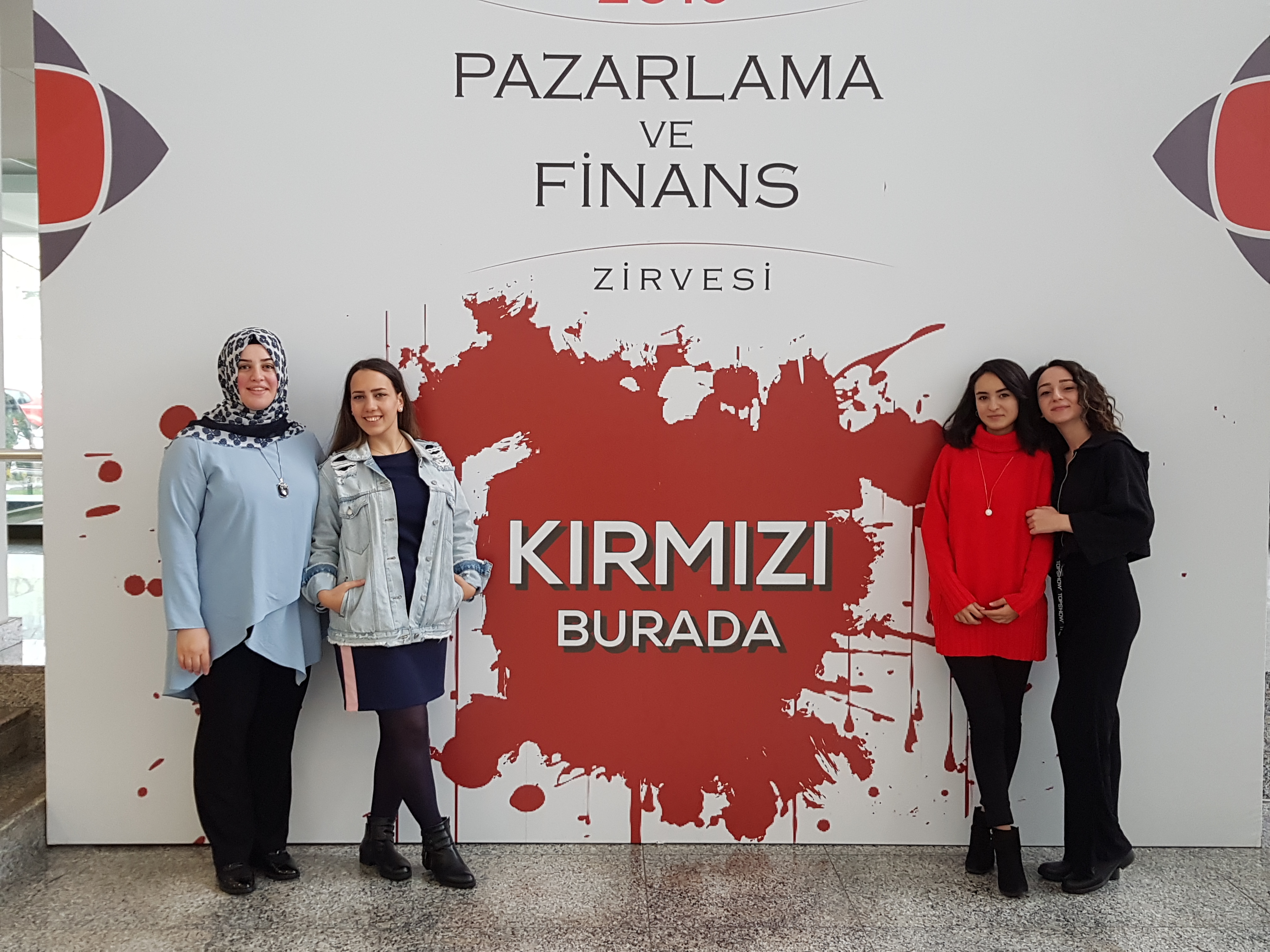 Meslek Yüksek okulu Pazarlama programı öğrencileri ile birlikte 15 Kasım’da İTÜ Yatırım Kulübü tarafından düzenlenen 7. Pazarlama ve Finans Zirvesine katıldık. Pazarlama, Finans ve Yatırım alanlarında kendisini geliştirmek ve iş dünyasından kişilerle tanışarak staj ve iş imkânı bulmak isteyen öğrencileri buluşturmayı hedefleyen zirvede çeşitli seminer ve etkinlikler gerçekleştirildi. Sektör profesyonellerinin deneyimlerini ve pazarlamada uygulanan yeni stratejileri aktardığı seminerler teoride öğrenilen