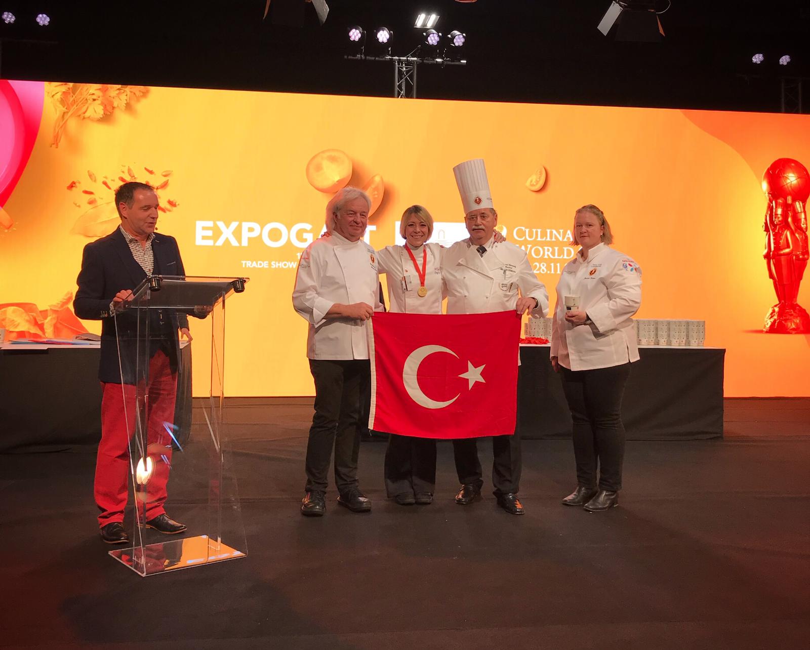 Lüksemburg’da yapılan Villeroy&Boch Culinary Cup adlı yarışmada hocamız Şef Duygu TUĞCU ‘’Pastry Artistic” kategorisinde13’den fazla teknik barındıran ve tamamen kendi hayal ürünü olan ‘Ms.Liberta’ ile altın madalya kazanmıştır