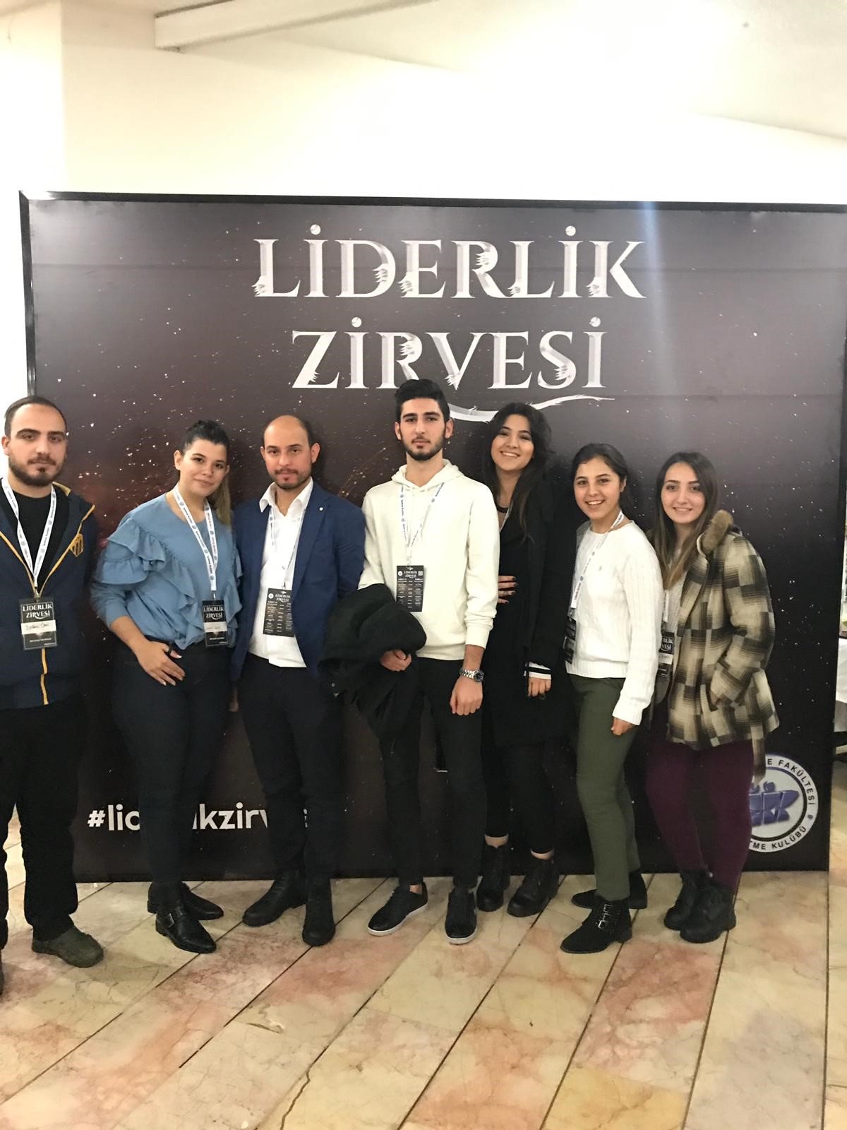 Meslek Yüksekokulu İnsan Kaynakları Yönetimi Programı olarak İstanbul Üniversitesi İşletme Kulübü tarafından 4-5 Aralık 2018 tarihinde düzenlenen Liderlik Zirvesine öğrencilerimizle ve bölüm hocalarımızdan Öğr. Gör. Sezer BUDAK hocamızla birlikte katılım sağlanmıştır. Zirve sonunda öğrencilerimize katılım sertifikası verilmiştir. 