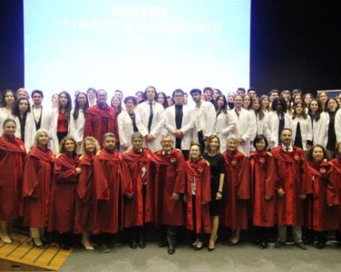 TIP FAKÜLTEMİZİN BEYAZ ÖNLÜK GİYME TÖRENİ GERÇEKLEŞTİ