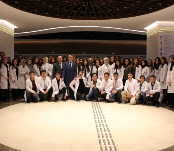 Eczacılık Fakültesi Öğrencilerimiz Beyaz Önlüklerini Giydi 