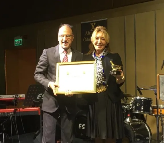 Üniversitemiz Eczacılık Fakültesi Toksikoloji Anabilim Dalı Başkanı, Sağlık Bilimleri Ens. Müdürü ve Dekan Yardımcılığı görevini sürdüren Prof Dr Semra Şardaş ‘a Altın Havan Ödülü