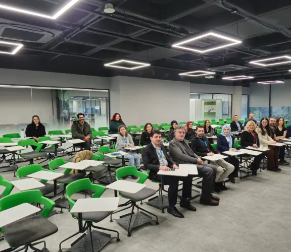 Üniversitemiz, kalite yönetimi ve süreç iyileştirme çalışmalarına verdiği önemi bir kez daha ortaya koyarak, Kalite ve Akreditasyon Daire Başkanlığı tarafından İnsan ve Toplum Bilimleri akademik ve idari personeline yönelik Süreç İyileştirme ve Geliştirme (PUKÖ) Eğitimi düzenledi. Eğitim, Planla-Uygula-Kontrol Et-Önlem Al (PUKÖ) döngüsünün her aşamasını katılımcılara detaylı bir şekilde anlatmak ve uygulamalı örnekler ile pekiştirmek üzere hazırlanmış olup, katılımcıların kurum içindeki süreçlerini daha ver