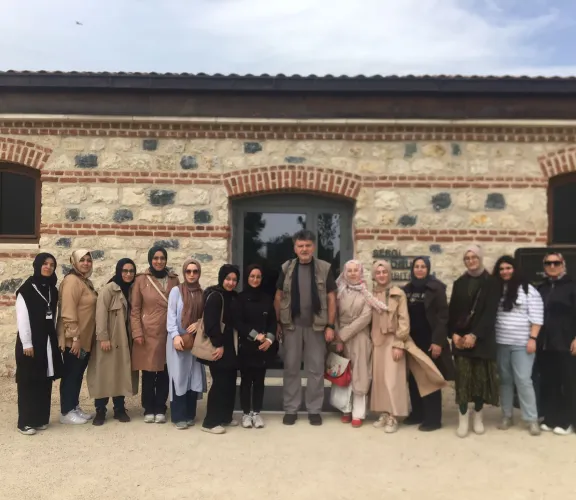 Türk Dili ve Edebiyatı Bölümü öğrencileri, Prof. Dr. Ahmet Atillâ Şentürk'ün kılavuzluğunda İstanbul'un bazı tarihî mekânlarını gezdiler. Alman Çeşmesi'nde başlayan gezi, Sultanahmet Camii ve Dikilitaşlarla devam etti. Şentürk Hoca ve öğrenciler, Rami Kışlası'nda yer alan Rami Kütüphanesi ile kütüphanede bulunan ve yazma eserlerin onarımını gerçekleştirilen ''Kitap Şifahanesi'' bölümünü de ziyaret etti.