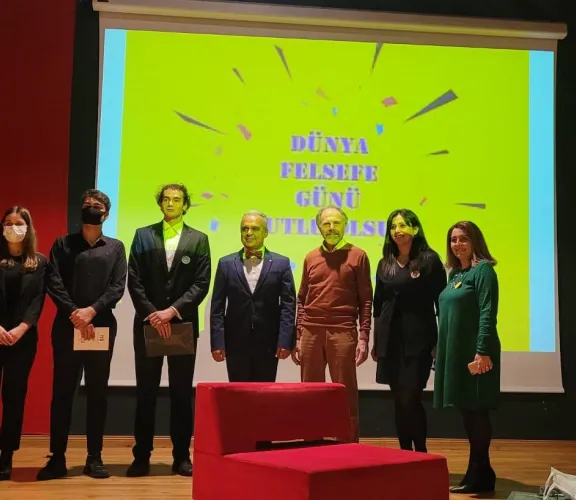 Felsefe Bölüm Başkanı Prof. Dr. Şafak Ural Dünya Felsefe Günü'nde Haliç Doğa Bilim Koleji Anadolu Lisesi'ne Konuk Oldu