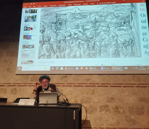 Prof. Dr. Ahmet Atillâ ŞENTÜRK ile Rami Kütüphanesinde her ay düzenlenen ''Divan Sohbetleri'' söyleşi serisi, bu ay "Eski Türk Edebiyatını Ne Kadar Anlıyoruz?" konu başlığıyla gerçekleştirildi. 