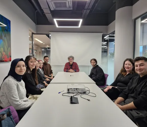 İstinye Üniversitesi İnsan ve Toplum Bilimleri Fakültesi Türk Dili ve Edebiyatı Bölümü ile Marmara Üniversitesi İnsan ve Toplum Bilimleri Fakültesi Türk Dili ve Edebiyatı Bölümü tarafından ortak düzenlenen etkinlik kapsamında Marmara Üniversitesi öğrencileri Prof. Dr. Ahmet Atillâ ŞENTÜRK ile Vadi Kampüste bir araya geldi.