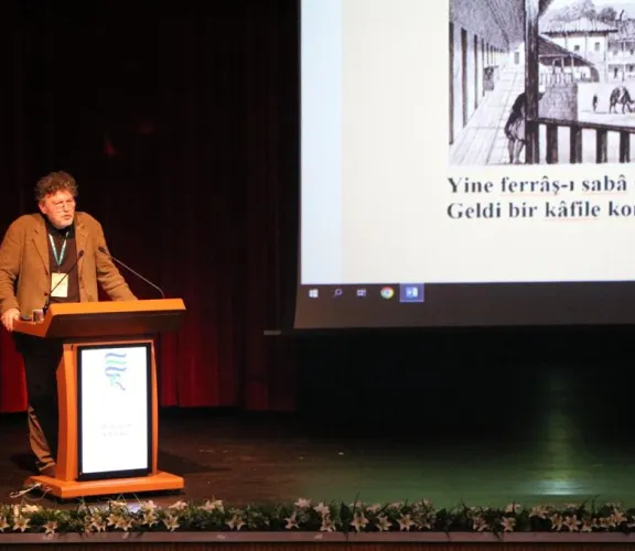 Türk Dili ve Edebiyatı Bölümü Öğretim Üyesi Prof. Dr. Ahmet Atilla Şentürk, Recep Tayyip Erdoğan Üniversitesinde düzenlenen ''Türkoloji Lisansüstü Güz Okulu'' adlı etkinliğe davetli konuşmacı olarak katıldı. Etkinlikte ''Manzum Metinlerin Belge Olarak Kullanımı'' başlıklı bir konuşma gerçekleştiren Şentürk için imza günü de gerçekleştirildi.
