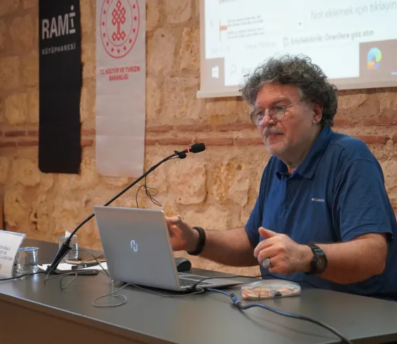 Türk Dili ve Edebiyatı Bölümü Öğretim Üyesi Prof. Dr. Ahmet Atillâ ŞENTÜRK ile Rami Kütüphanesinde her ay bir defa düzenlenen ''Divan Sohbetleri''nin dördüncüsü, ''Osmanlı Şiirinde Okçuluk'' konu başlığıyla 28 Şubat 2024 Çarşamba günü gerçekleştirildi.