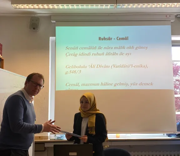 Türk Dili ve Edebiyatı Bölümü akademik kadrosundan Dr. Seda Kurt, 2219 Yurt Dışı Doktora Sonrası Araştırma Burs Programı kapsamında Almanya’da çalışmalarına devam ederken Münster Üniversitesi Arap ve İslam Çalışmaları Enstitüsü TRANSLAPT Projesi yürütücüsü Prof. Dr. Philip Bockholt tarafından konuşmacı olarak davet edilmiş ve “Şebüsterî’nin Gülşen-i Râz’ının Türkçe Tercümelerinin Erken Modern Dönem Osmanlı Edebiyatına Yansıması” başlıklı sunumunu gerçekleştirmiştir.