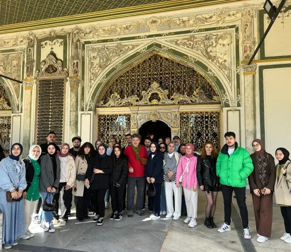 Türk Dili ve Edebiyatı Bölümü tarafından her yıl düzenlenen Topkapı Sarayı gezisi, Prof. Dr. Ahmet Atillâ ŞENTÜRK rehberliğinde 15 Kasım 2023 tarihinde gerçekleştirildi. 
