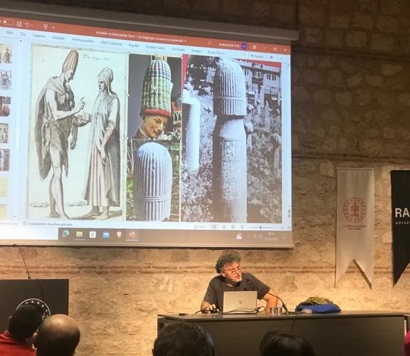 Türk Dili ve Edebiyatı Bölümü Öğretim Üyesi Prof. Dr. Ahmet Atillâ Şentürk'ün Rami Kütüphanesinde her ay düzenlenen "Divan Sohbetleri" adlı konferans dizisinin ikinci bölümü "Osmanlı Şiirinde Abdallar ve Kalenderîler" üzerineydi.