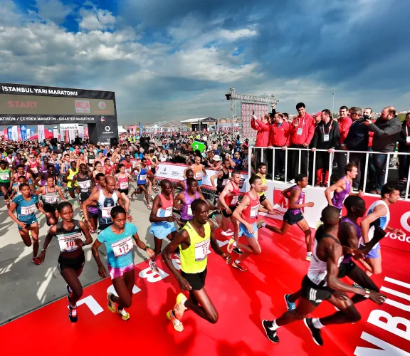 Türk Dili ve Edebiyatı Bölüm Bşk. Dr. Öğr. Üyesi Feyzi ÇİMEN, Vodafone 13. İstanbul Yarı Maratonu'nda
