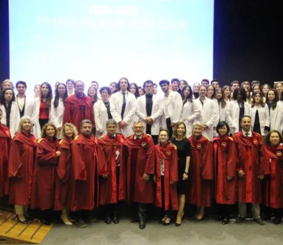 TIP FAKÜLTEMİZİN BEYAZ ÖNLÜK GİYME TÖRENİ GERÇEKLEŞTİ