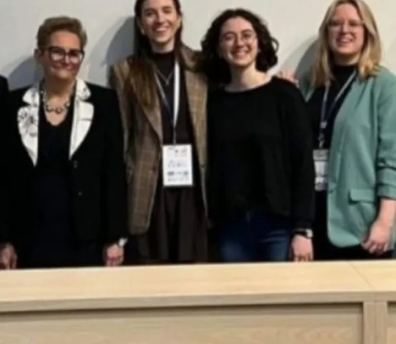 Dönem I öğrencimiz Elif Leyal Uğraş, sözlü sunum ikinciliği ile ödüllendirildi...