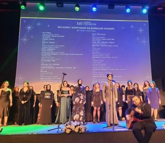 Şef Ömer Yusuf Topçu hocamız yönetiminde öğrencilerimiz ve öğretim elemanlarından oluşan İSÜ Korosunun "Dünyadan Kış Şarkıları" konseri eşliğinde 2023 e umutla, coşkuyla hoş geldin dedik. Cumhuriyetimizin 100. Kuruluş yılını da kutlayacağımız 2023'ün, ülkemizde ve tüm dünyada, bu akşam harika bir örneğini İSÜ Koro eşliğinde yaşadığımız gibi, kardeşlik ve barışın, kültür ve sanatın, hoşgörü ve anlayışın, umut, sevgi ve saygının hakim olduğu, tüm kötülüklerin, savaşların, düşmanlıkların son bulduğu bir yıl ol