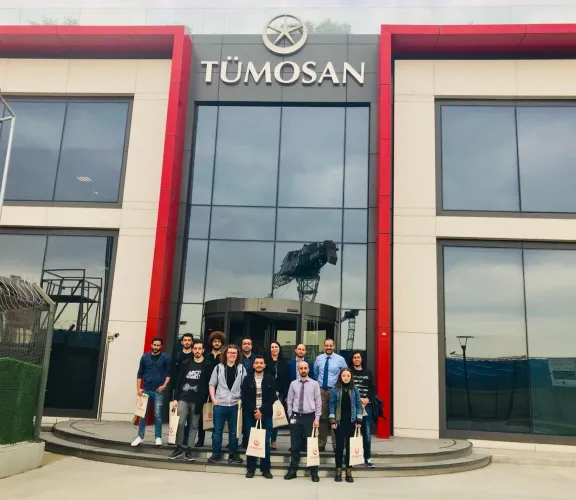 İstinye Üniversitesi Mühendislik Fakültesi öğrencileri Sektörle İşbirliği Ofisi’nin düzenlediği “Mentörün CEO Olsun” programı kapsamında Albayrak Holding bünyesindeki TÜMOSAN  (Türk Motor Sanayi) firmasını ziyaret ettiler.