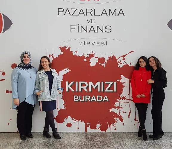Meslek Yüksek okulu Pazarlama programı öğrencileri ile birlikte 15 Kasım’da İTÜ Yatırım Kulübü tarafından düzenlenen 7. Pazarlama ve Finans Zirvesine katıldık. Pazarlama, Finans ve Yatırım alanlarında kendisini geliştirmek ve iş dünyasından kişilerle tanışarak staj ve iş imkânı bulmak isteyen öğrencileri buluşturmayı hedefleyen zirvede çeşitli seminer ve etkinlikler gerçekleştirildi. Sektör profesyonellerinin deneyimlerini ve pazarlamada uygulanan yeni stratejileri aktardığı seminerler teoride öğrenilen