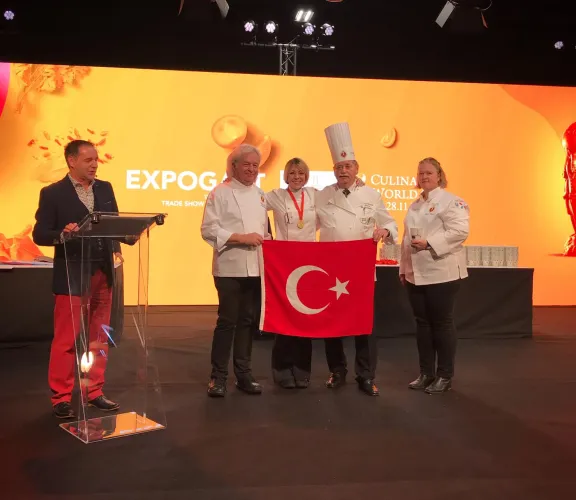 Lüksemburg’da yapılan Villeroy&Boch Culinary Cup adlı yarışmada hocamız Şef Duygu TUĞCU ‘’Pastry Artistic” kategorisinde13’den fazla teknik barındıran ve tamamen kendi hayal ürünü olan ‘Ms.Liberta’ ile altın madalya kazanmıştır