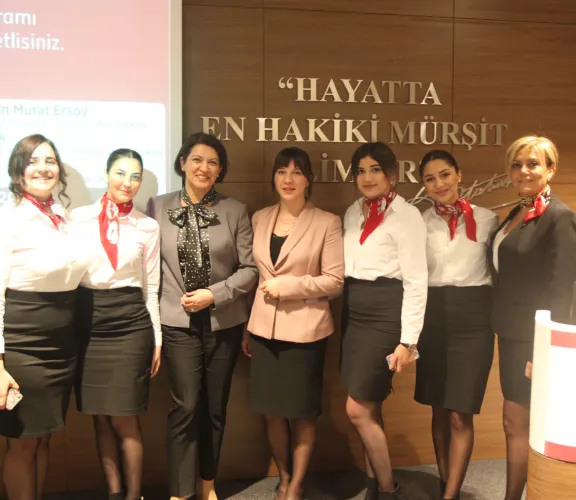 7 Aralık "Dünya Sivil Havacılık Günü"  olarak kutlanmaktadır. Bu nedenle, Sivil Havacılık Kabin Hizmetleri Programı olarak konferans ve kutlama etkinliği düzenlenmiştir. Konferansa, TALPA Türkiye Havayolu Pilotları Derneği Yön. Kur. Bşk. Kpt. Plt. Hüseyin Murat Ersoy, TATCA Türkiye Hava Trafik Kontrolörleri Derneği Gen. Bşk. Selim Ergun Lak, UTED Uçak Teknisyenleri Derneği  Yön. Kur. Bşk. Necdet Aksaç katılmış ve  öğrencilerimize ve bizlere değerli bilgi ve tecrübelerini aktarmışlardır. Ayrıca TATCA Yön. Ku