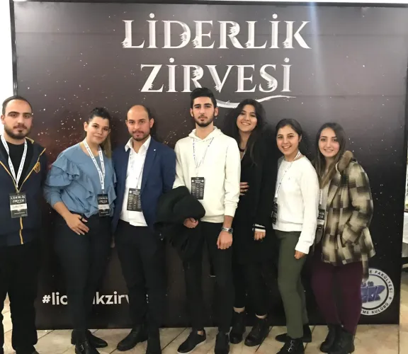 Meslek Yüksekokulu İnsan Kaynakları Yönetimi Programı olarak İstanbul Üniversitesi İşletme Kulübü tarafından 4-5 Aralık 2018 tarihinde düzenlenen Liderlik Zirvesine öğrencilerimizle ve bölüm hocalarımızdan Öğr. Gör. Sezer BUDAK hocamızla birlikte katılım sağlanmıştır. Zirve sonunda öğrencilerimize katılım sertifikası verilmiştir. 