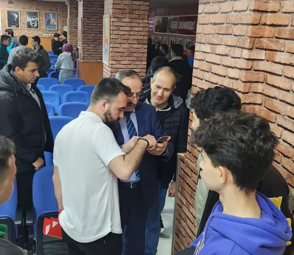 Aşçılık 1. Sınıf Öğrencileri PAstacılık ve Ekmekçilik dersi kapsamında kendi yarattıkları lezzet ve sunumlarla bir cupcake festivali gerçekleştirdiler. Tüm okulumuz öğrencilerine açık olan festivalde tadımlar yapıldı. Festivalin jüriliğini ise İtalyan Şef Claudio Chinali ve Şef Kumsal Keskinel yaptı. Cupcake Festivali’nde dereceye girenler: 1. Cupcake Çikolata Rüyası / Dilara Güçlü – Osman Emre Hıdımoğlu 2. Cupcake Karamel ve Krokan Altını / M. Bilal Aydın – Samet Bektaş – Erdem Yorulmaz 3. Cupcake Frambuaz