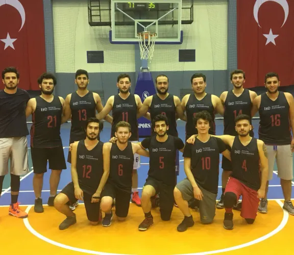 Erkek Basketbol 2. Lig yarışmalarında üniversitemizin gücüne güç katan Semih Öztepe ve Furkan Çakır.