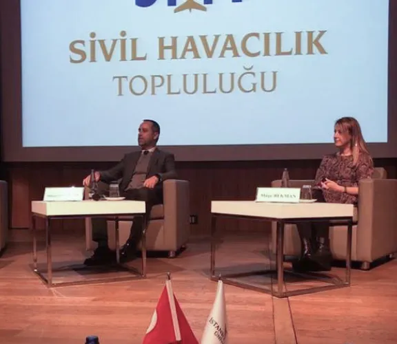 Sivil Havacılık Kabin Hizmetleri programı Öğr. Gör. Müge Bekman, Sivil Havacılık Topluluğunda bir konuşma gerçekleştirdi. Kabin memuru olma süreçlerinden, havacılığın bugünü ve yarınından, üniversitelerdeki bölümlerin mesleğe ve öğrenciye katkılarını üzerine konuşarak, üniversite tercihinde havacılık bölümünü tercih edecek öğrencilere, onları nelerin beklediği ve seçimlerinde nelerin önemli olması gerekliliğini vurgulayarak, havacılığın mutlaka bir alt yapıya sahip adayları tercih ettiği üzerine olan konula