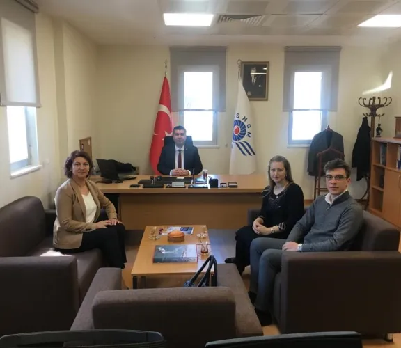 18 Mart Salı günü Sivil Havacılık Kabin Hizmetleri Programı Bölüm Başkanı Öğr.Gör. Müge Bekman, Öğr.Gör. Dilek Bircan Uslu ve öğrencilerimizden Umut Seferoğlu ile birlikte Sivil Havacılık Genel Müdürlüğü Akademi Sorumlusu Erdal Yeşilbaş ile görüşmeye gidildi. Üniversitemiz ve TCAA arasında gerçekleştirebileceğimiz iş fırsatları ve protokollerini görüşmek üzere verimli bir toplantı yapıldı.