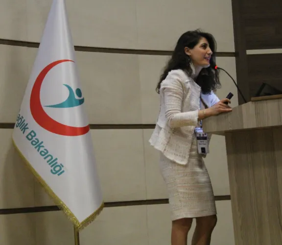 24 Nisan 2019 tarihinde İstanbul İl Sağlık Müdürlüğü tarafından Sağlık Bilimleri Üniversitesi Gaziosmanpaşa Taksim Eğitim ve Araştırma Hastanesi’nde düzenlenen SÜRDÜRÜLEBİLİR ÜREME SAĞLIĞI HİZMETLERİNİN KALBİ: EBELİK SEMPOZUMU’na Sağlık Bilimleri Fakültesi Dekan Yardımcısı ve Ebelik Bölümü Dr. Öğr. Üyesi Refika Genç Koyucu katılmıştır. Dr. Refika Genç Koyucu “Doğumda Bel Ağrısı Olan Kadınlarda İntradermal Steril Su İnjeksiyonu” konulu randomize kontrollü klinik çalışmasını katılımcılar ile paylaşmıştır.