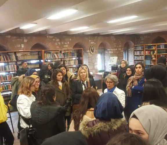 Çocuk Gelişimi 1. sınıf öğrencilerimizin ile il halk ve çocuk kütüphanelerini geziyoruz. 