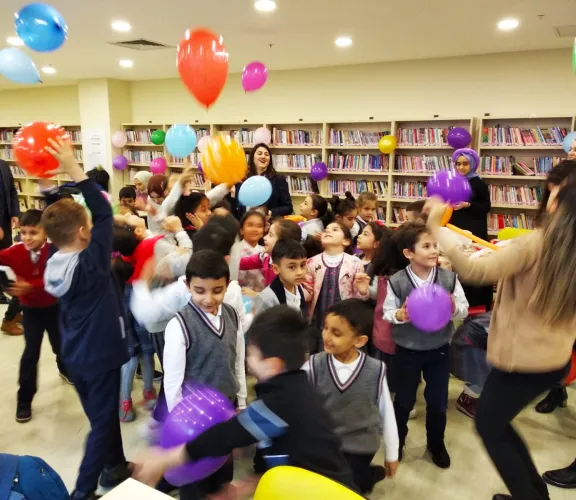 Çocuk Gelişimi Bölümü Öğrencileri, Bahçelievler Siyavuşpaşa Çocuk Kütüphanesi'ni Ziyaret Etti