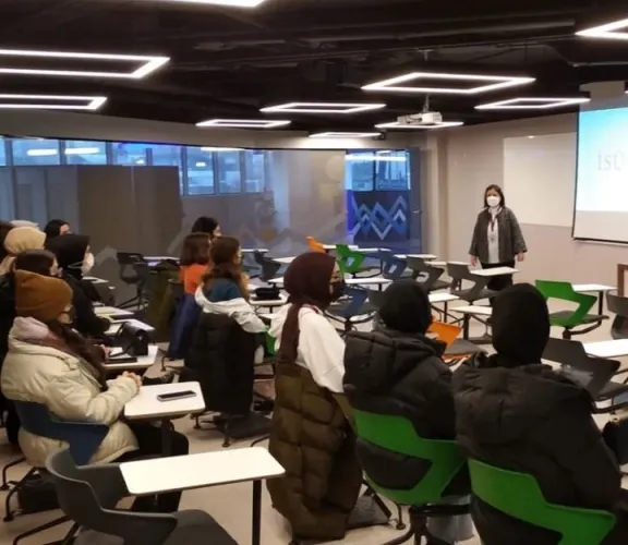 "Lise Kış Kampı" kapsamında gerçekleştirilen etkinlikte Hemşirelik Atölyesi'nde misafirlerimize Hemşirelik Bölümü Öğretim Üyesi Doç. Dr. Emine Türkmen tarafından "Tele-Sağlık" konulu eğitim verilmiştir. 