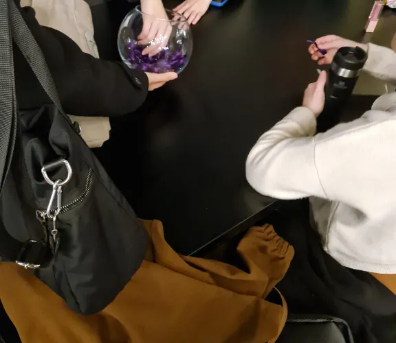 Kadınlar Gününe Özel Mor Kurdele Dağıtma 